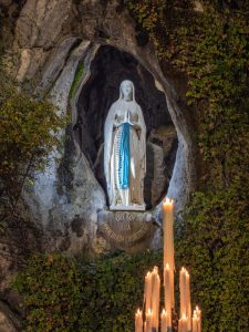 Chapelet quotidien en mai 18h30 NDB