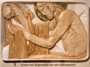 X - Jésus est dépouillé de ses vêtements